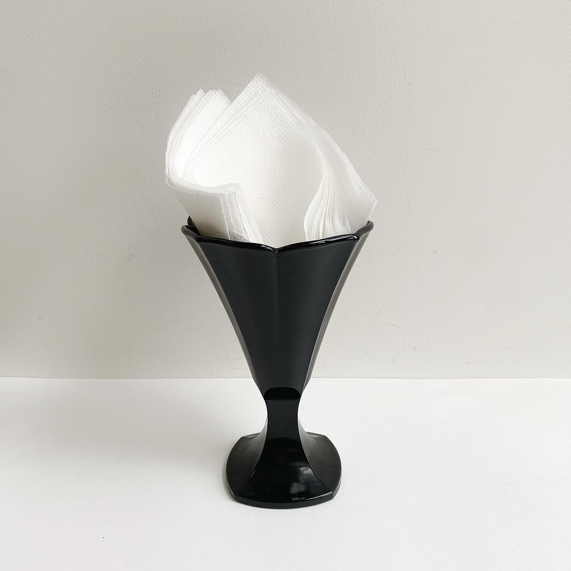 Креманка из чёрного стекла, Франция