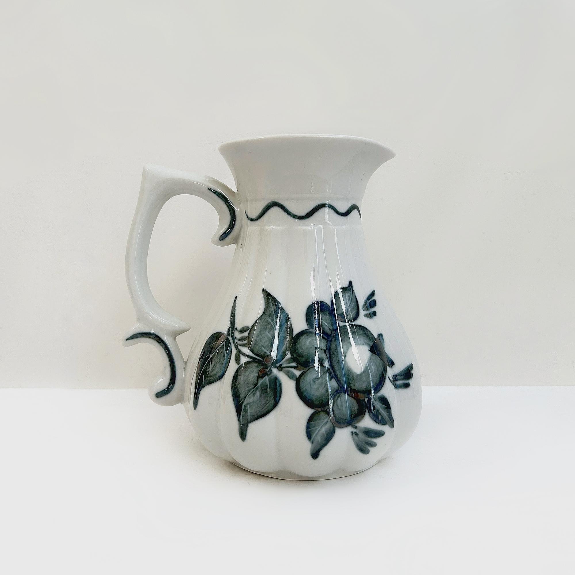 Кувшин с зеленым цветком