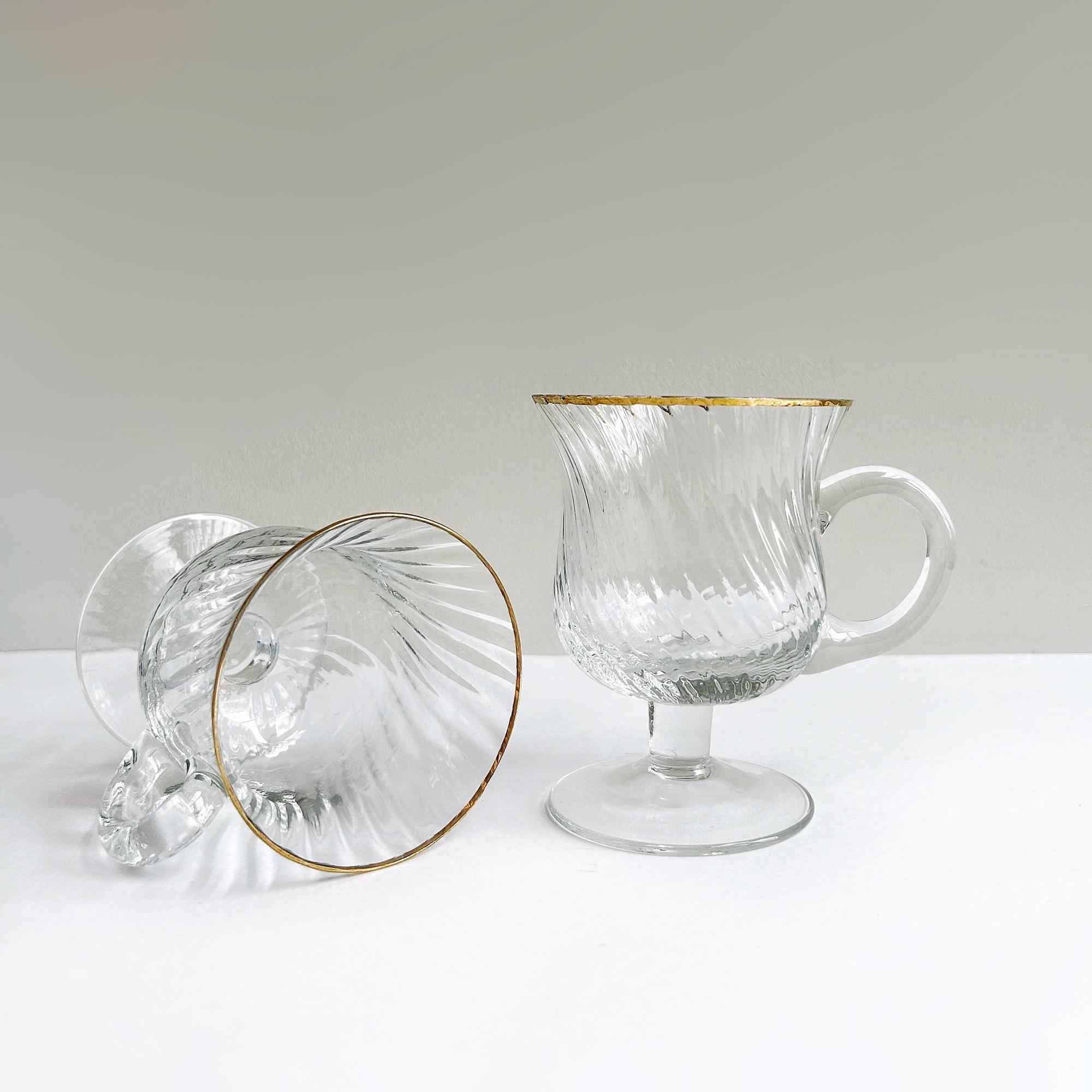 Пара бокалов для глинтвейна или латте