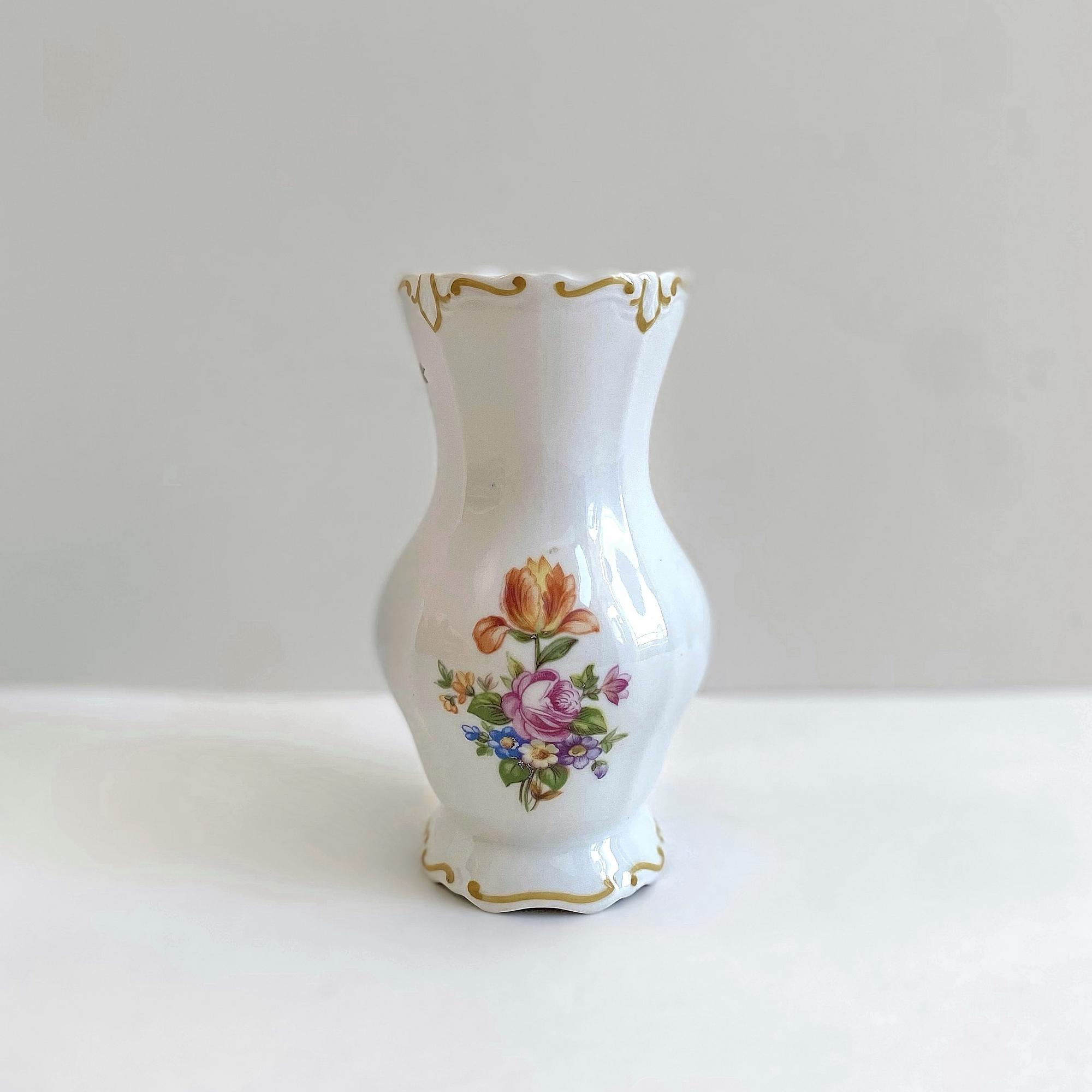 Небольшая ваза из фарфора