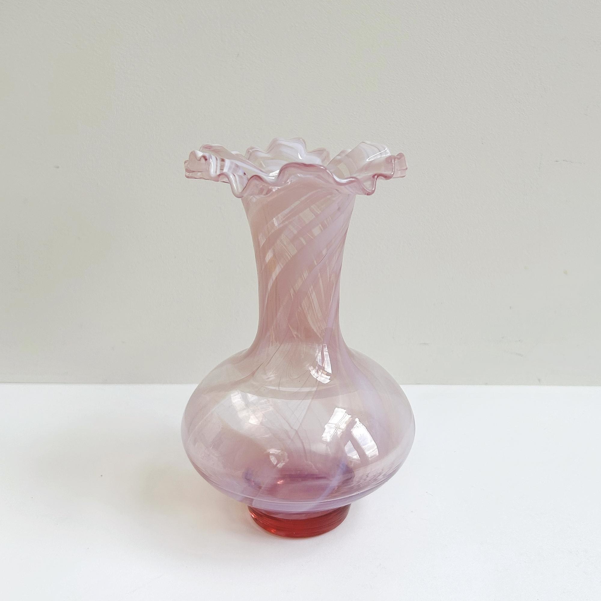 Ваза из розового стекла