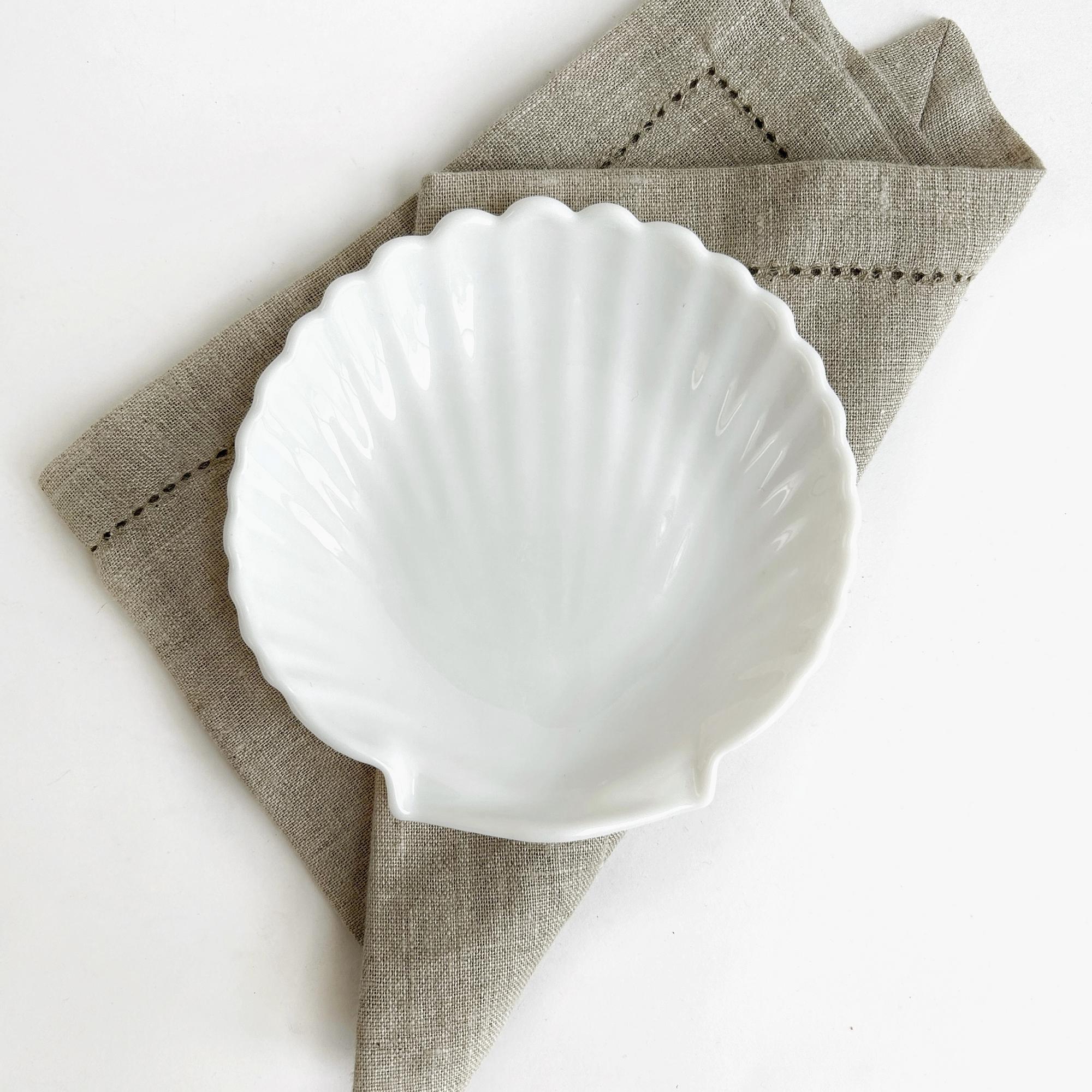 Небольшое блюдо «Ракушка» из молочного стекла