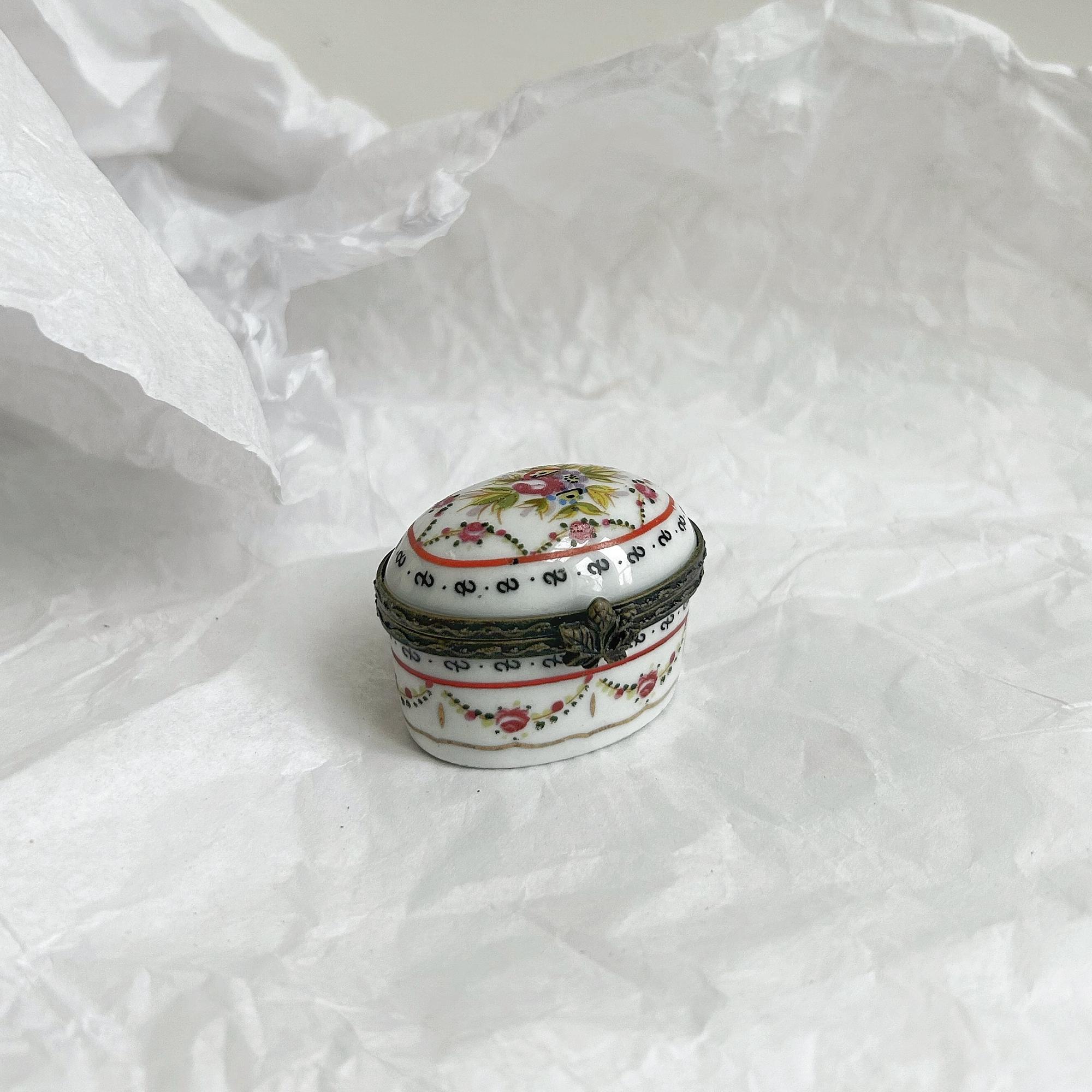 Шкатулка/таблетница из фарфора