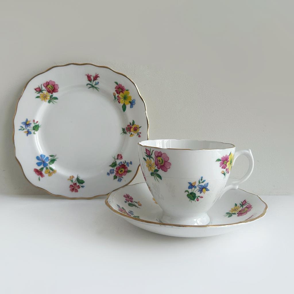 Чайное трио из костяного фарфора, Англия