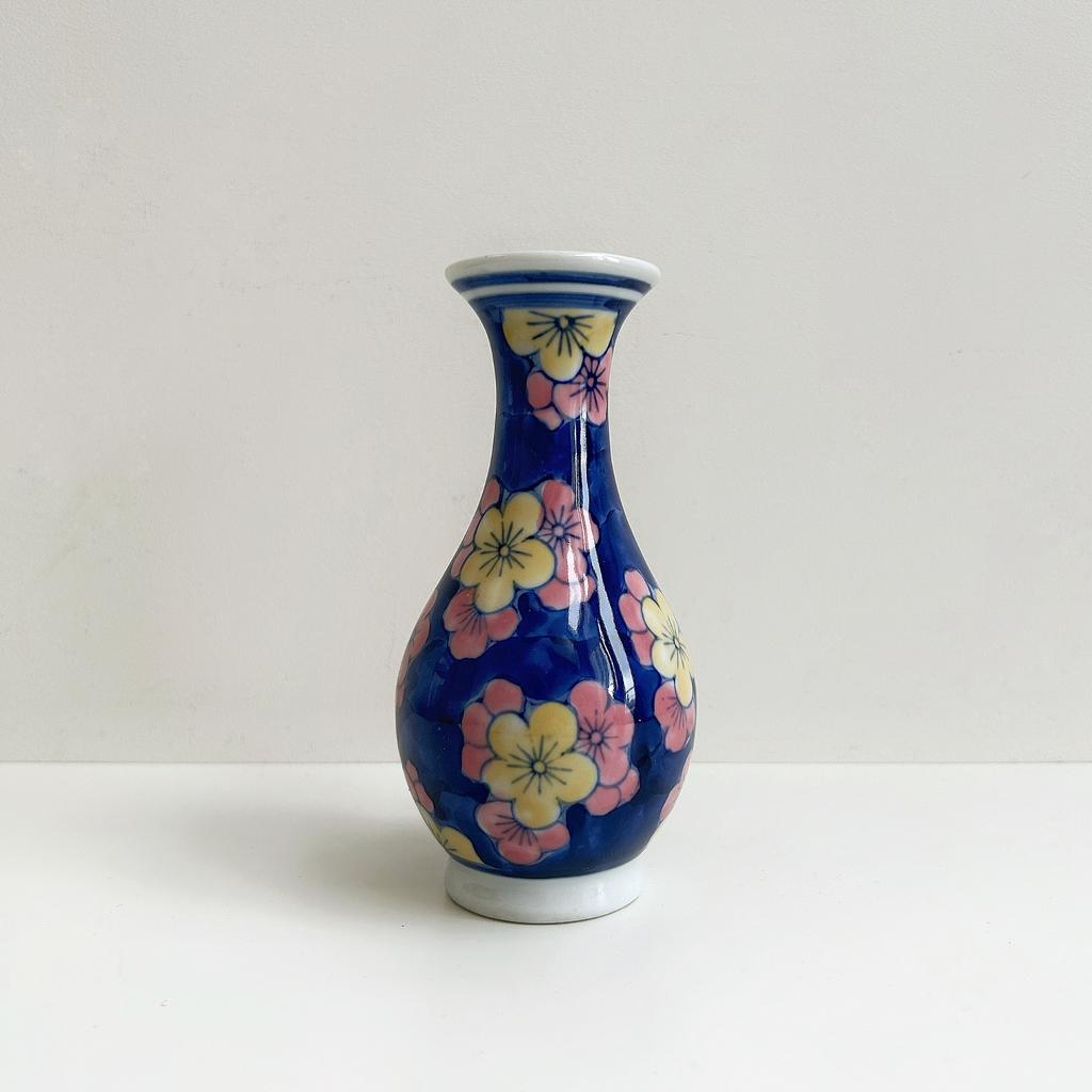 Небольшая старинная вазочка