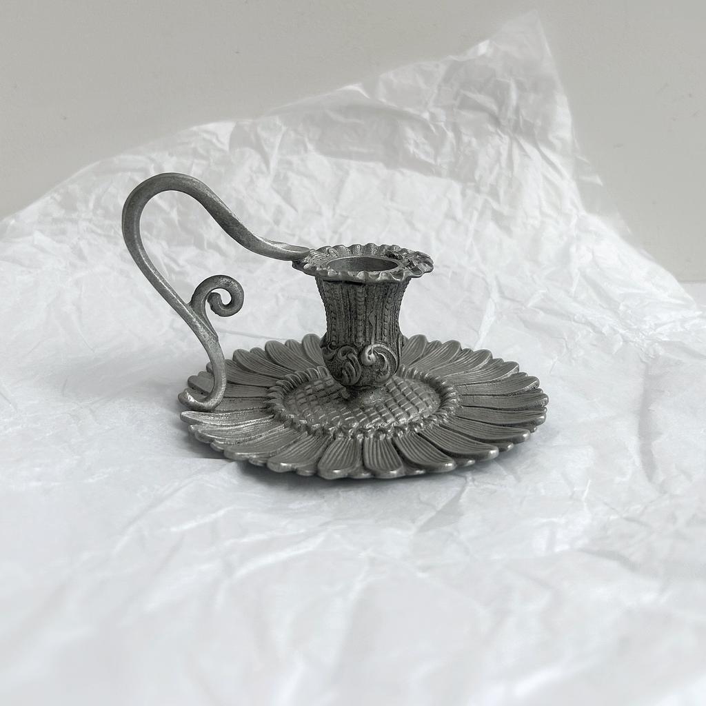 Подсвечник с ручкой из олова