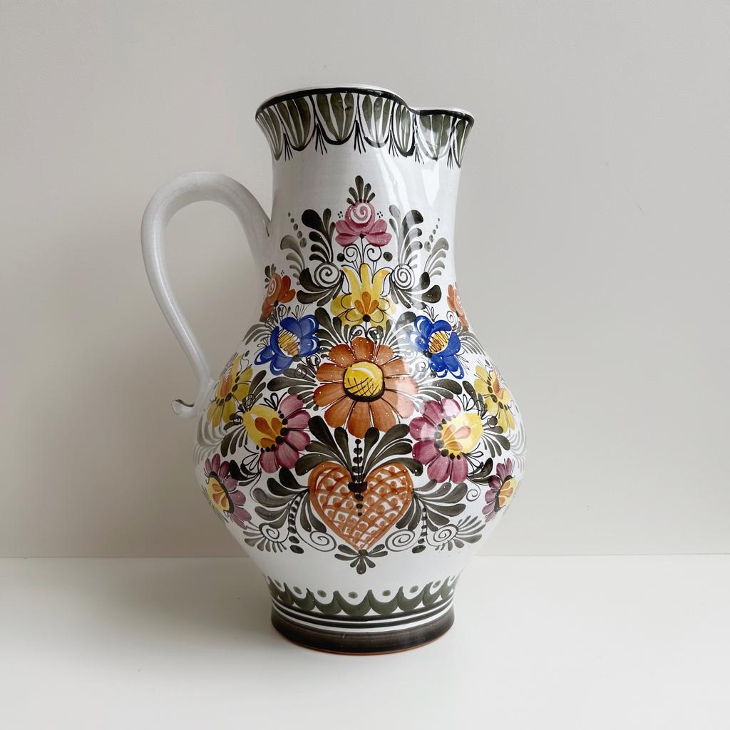 Большой глиняный кувшин