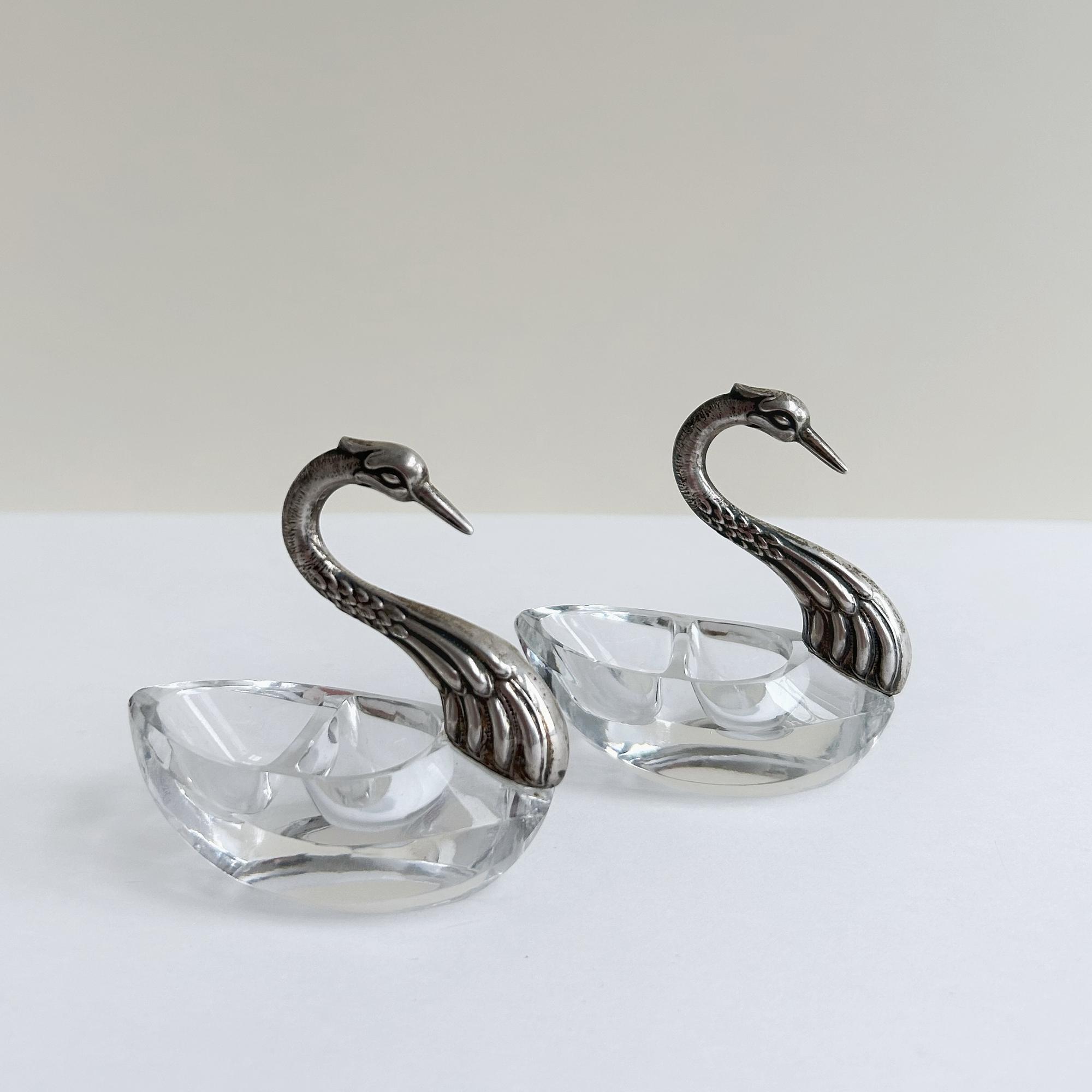 Пара хрустальных лебедей