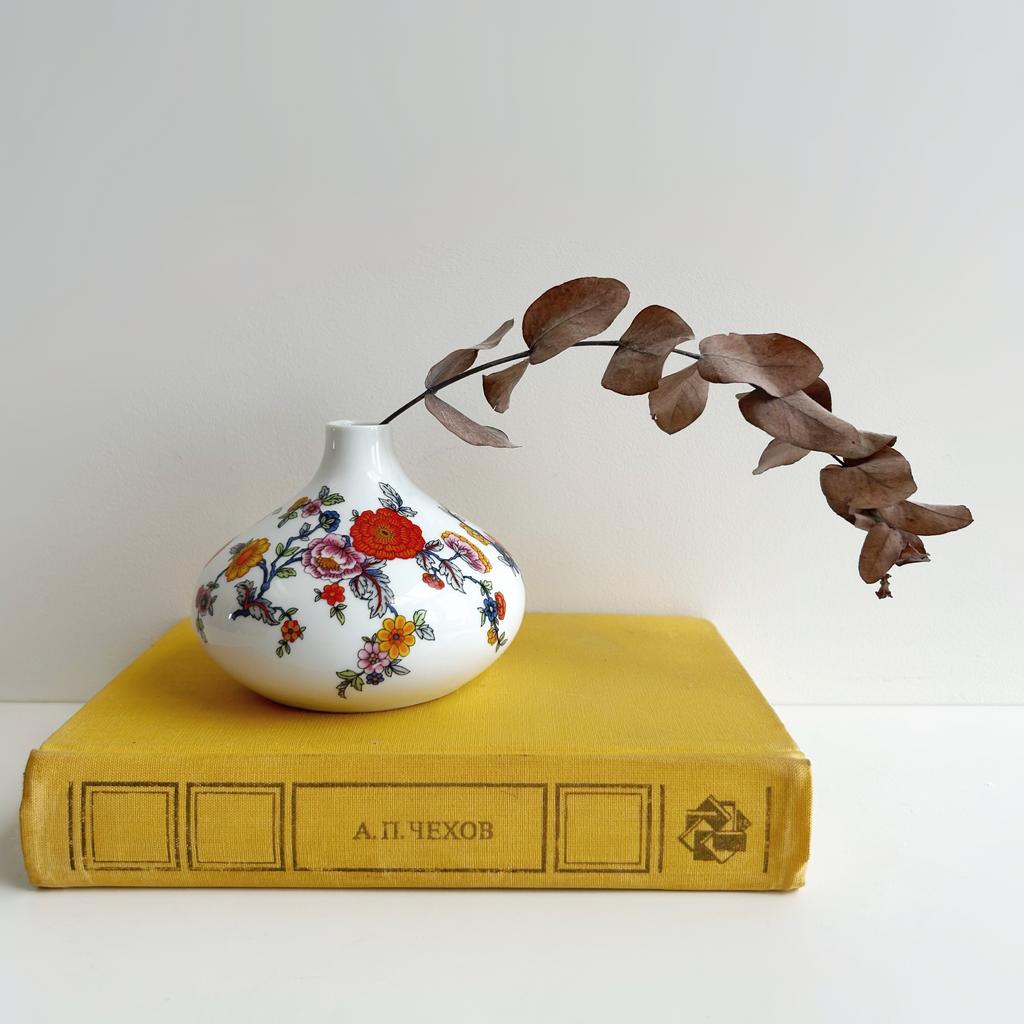 Небольшая вазочка из фарфора