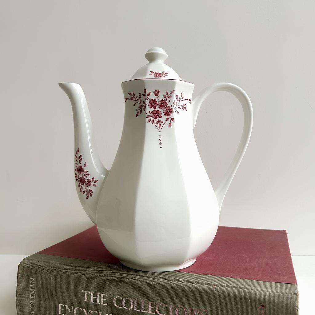 Большой чайник из фарфора