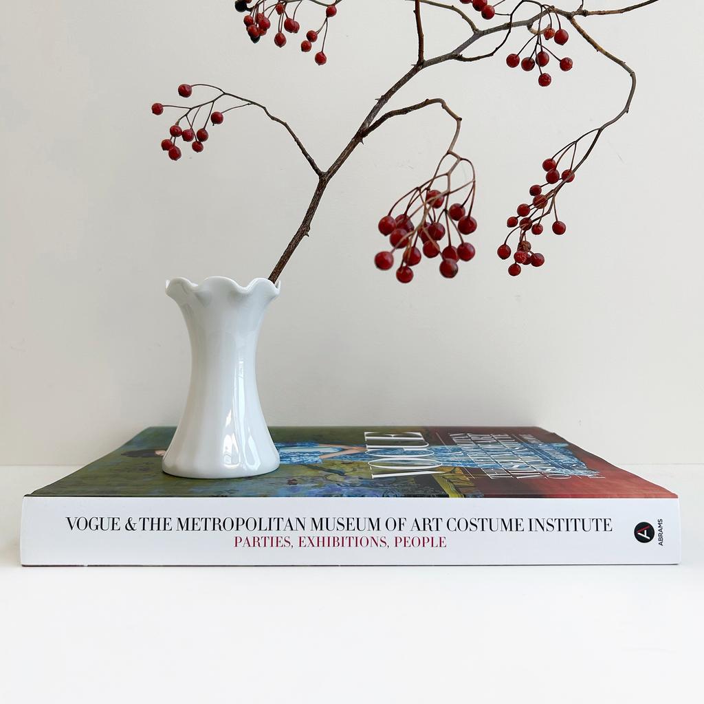 Небольшая вазочка с волнистым краем