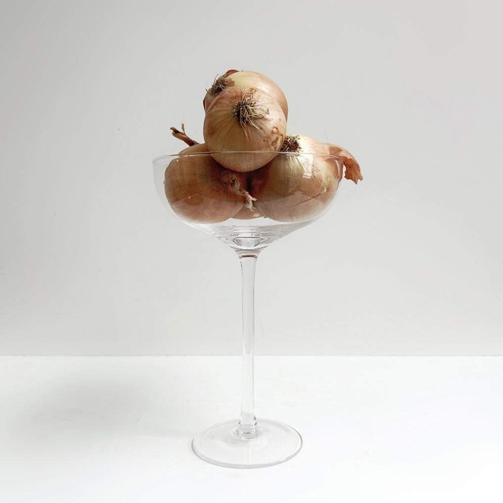 Ваза на тонкой ножке из прозрачного стекла