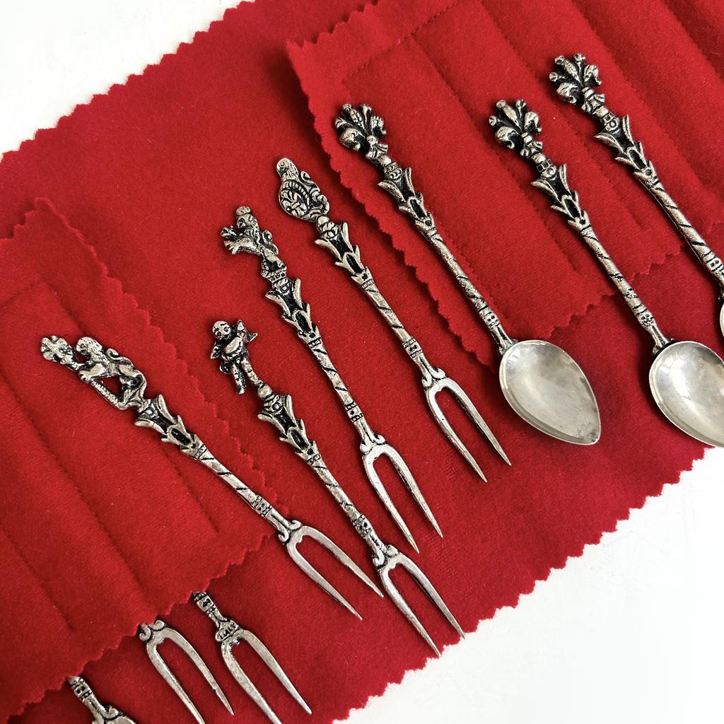 Пара миниатюрных приборов ручной работы, Италия