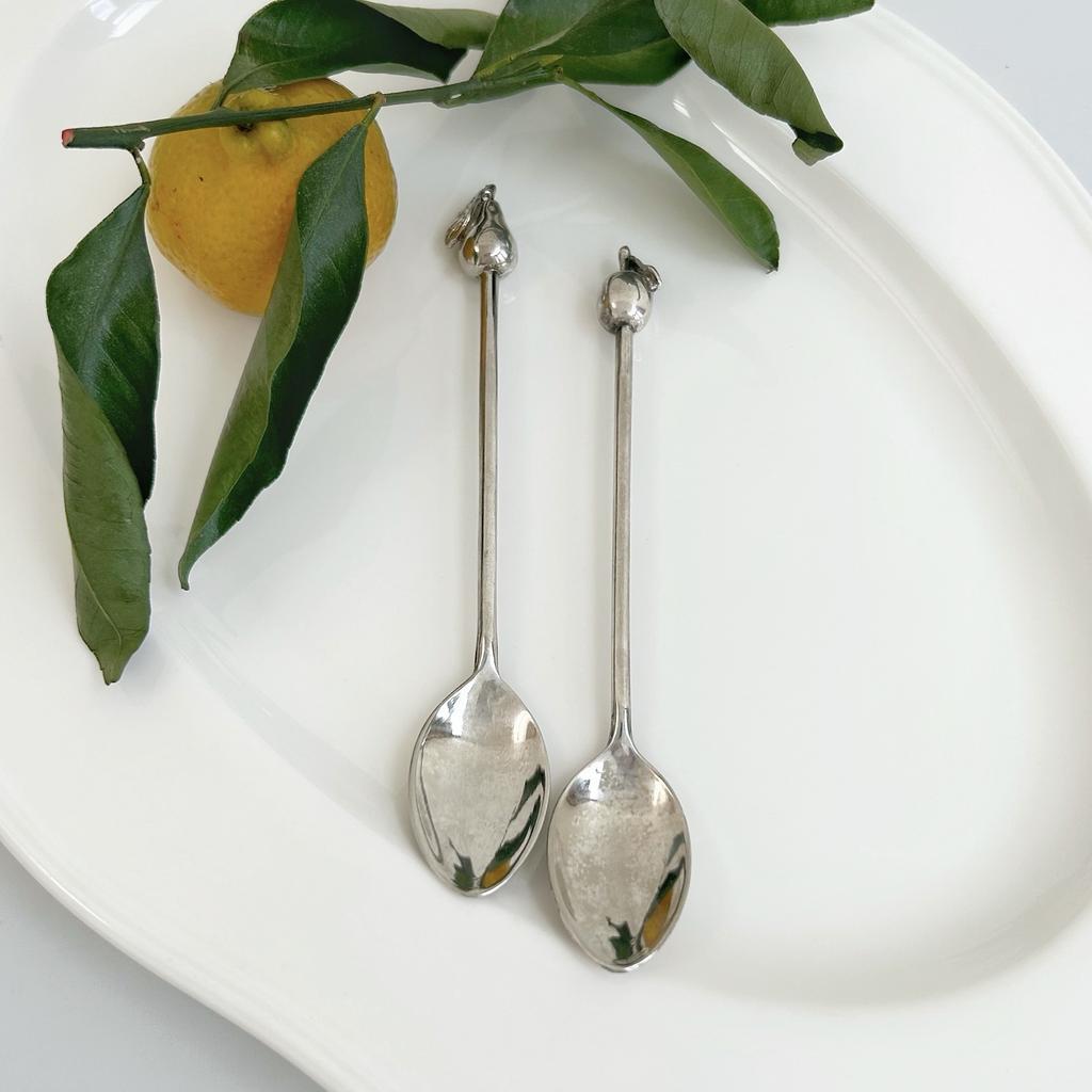 Пара старинных ложечек с фруктами