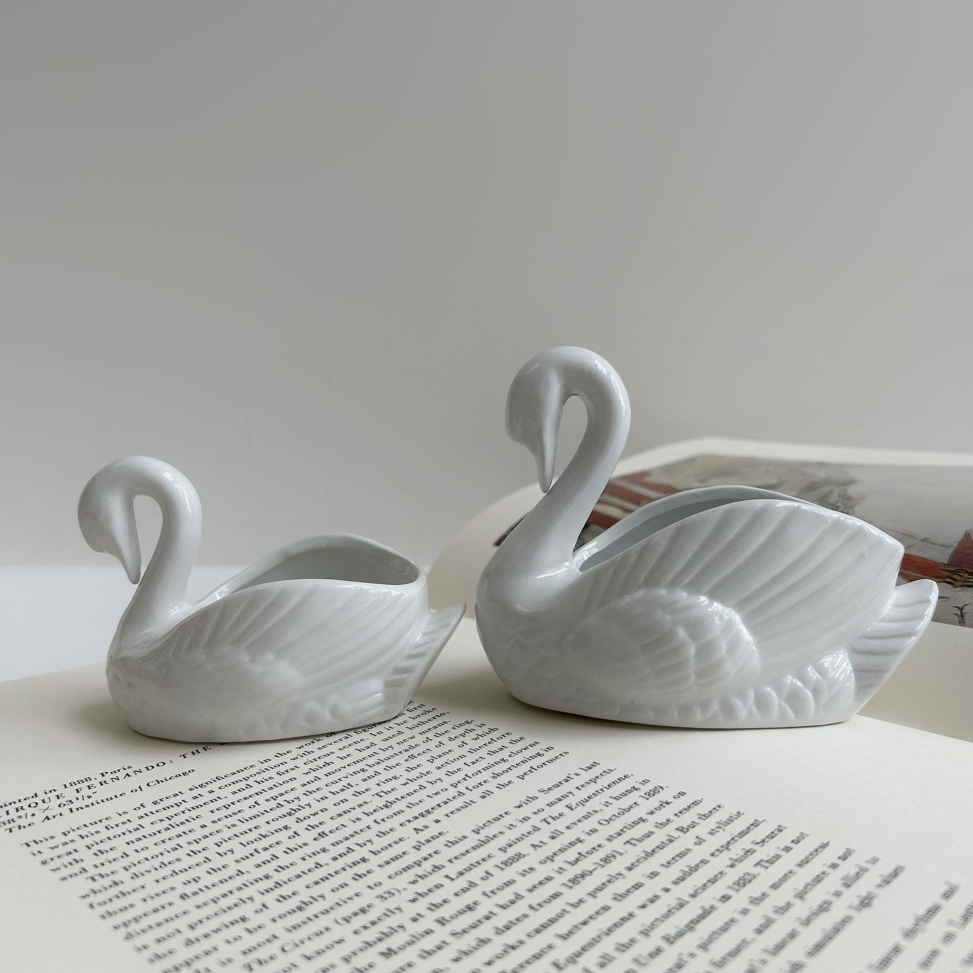Лебедь из фаянса