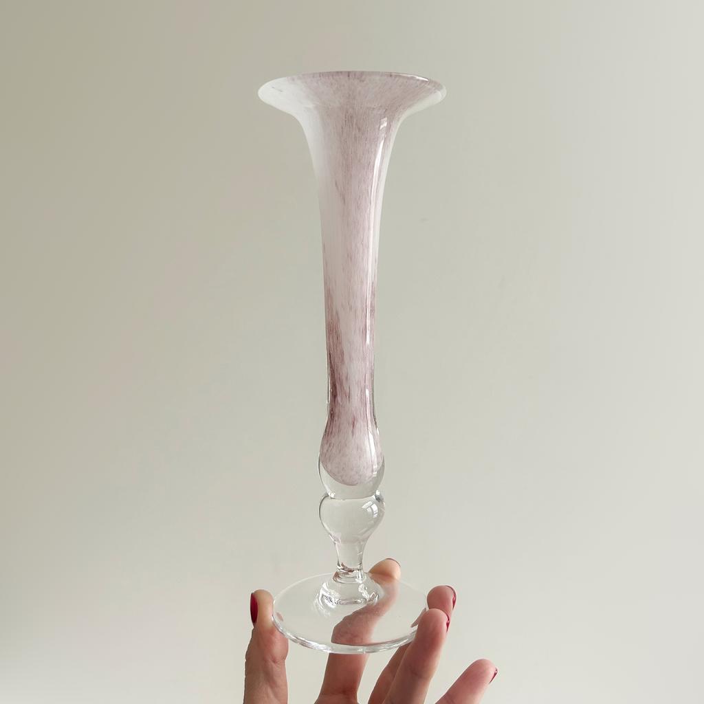 Изящная ваза на ножке