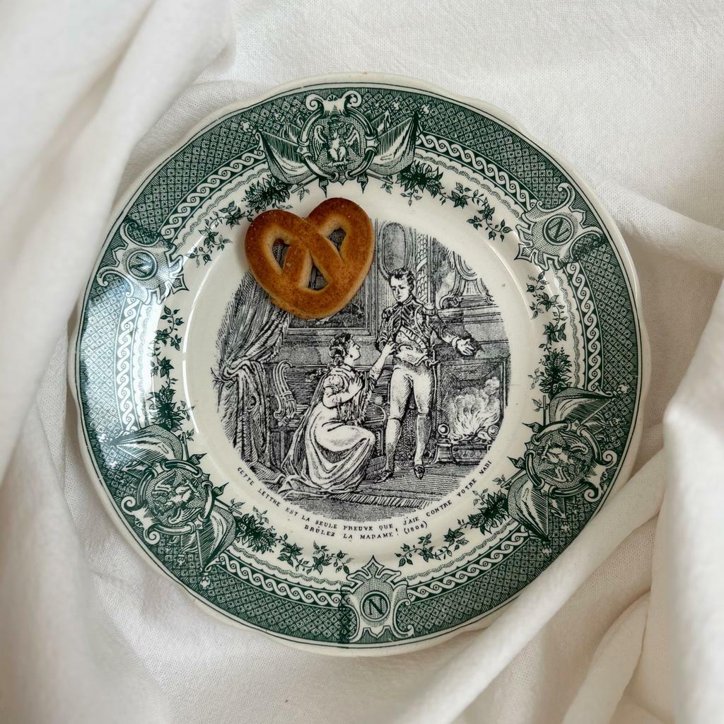 Коллекционная сюжетная тарелка Sarreguemines