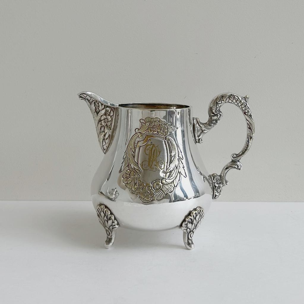 Фигурный кувшин