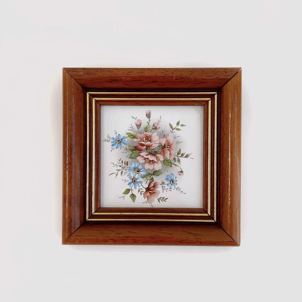 Небольшая картина с изразцом