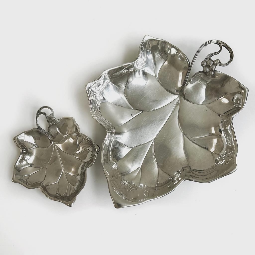 Блюдо «Лист» на ножках-шариках