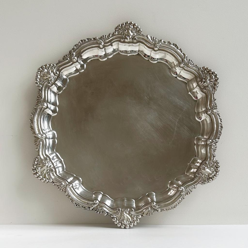 Большой круглый поднос с фигурным краем, Испания