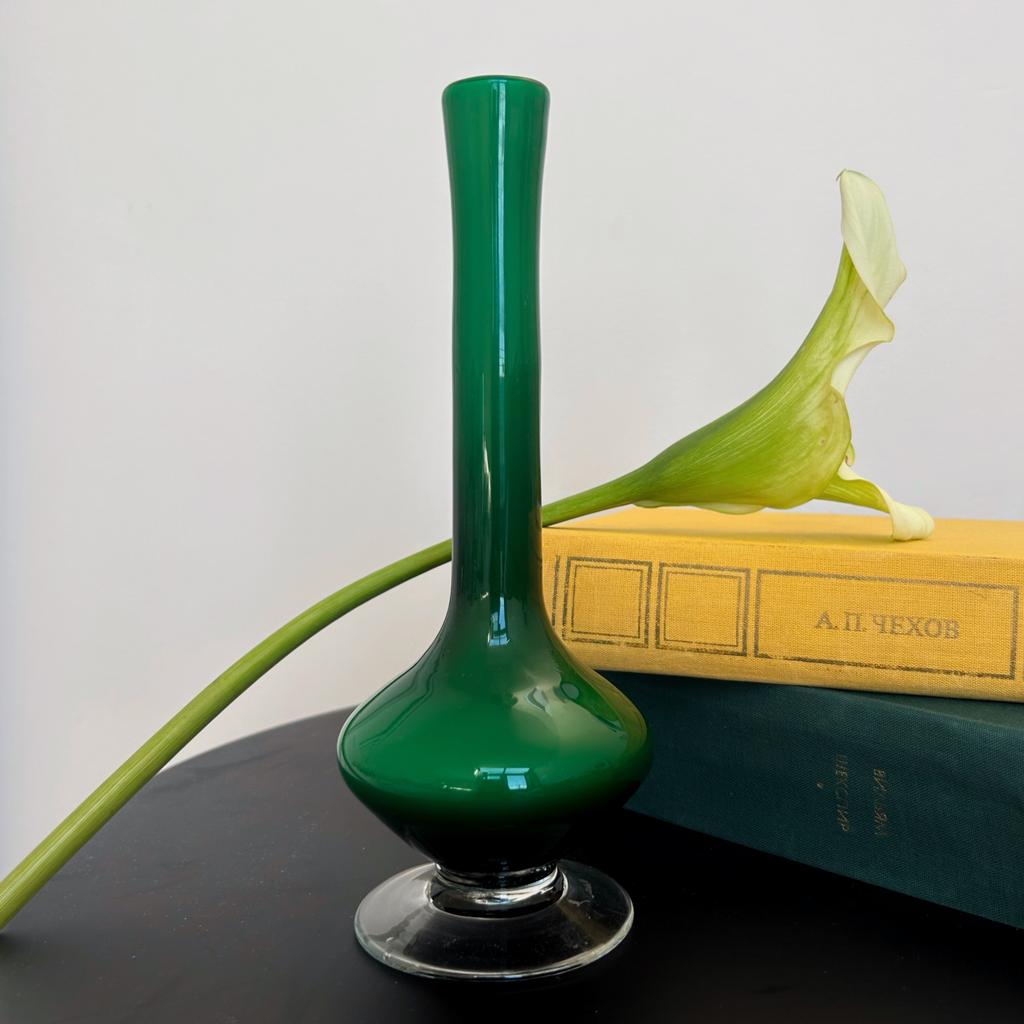 Ваза из стекала зеленого цвета