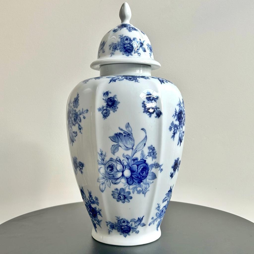 Ваза из фарфора с крышкой