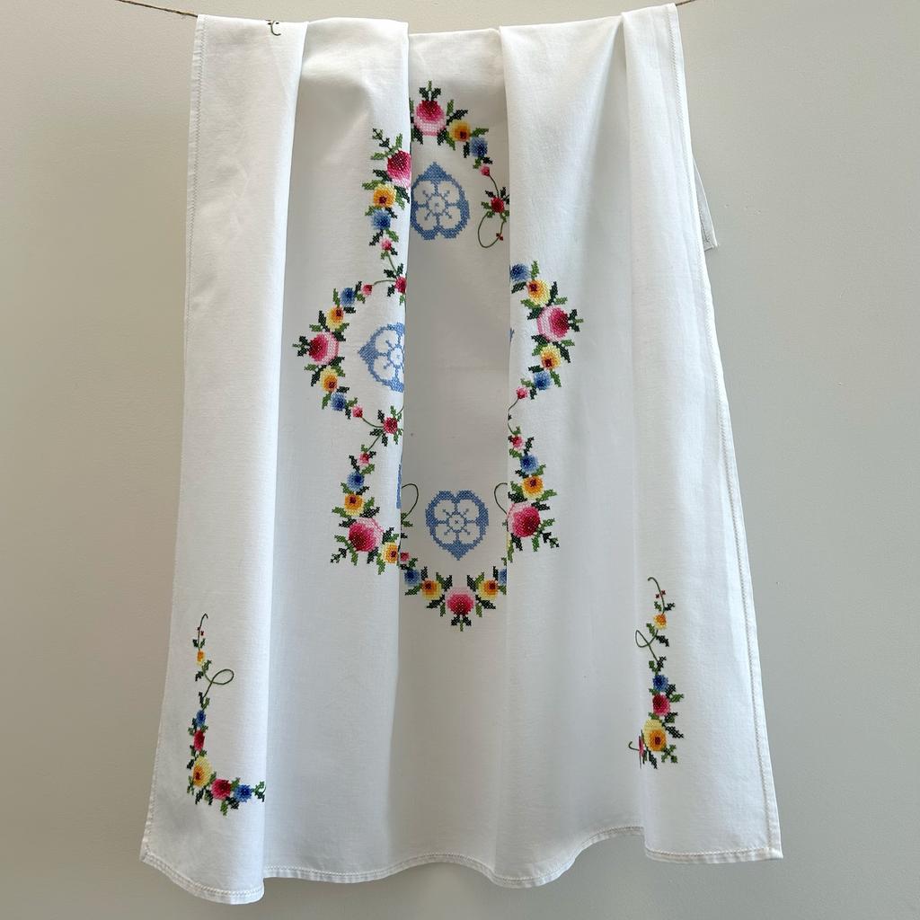 Скатерть-наперон с вышивкой