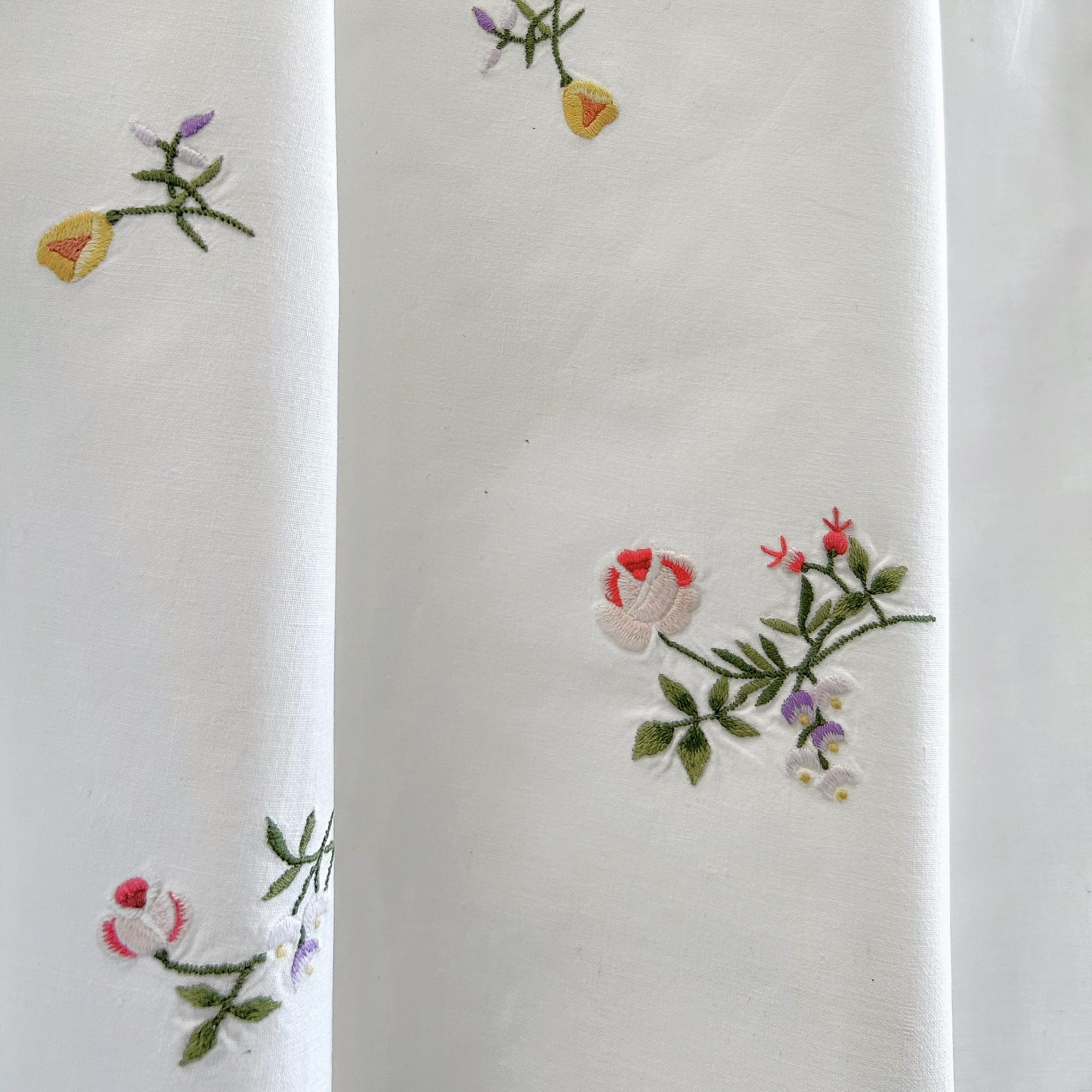 Скатерть-наперон с цветочной вышивкой