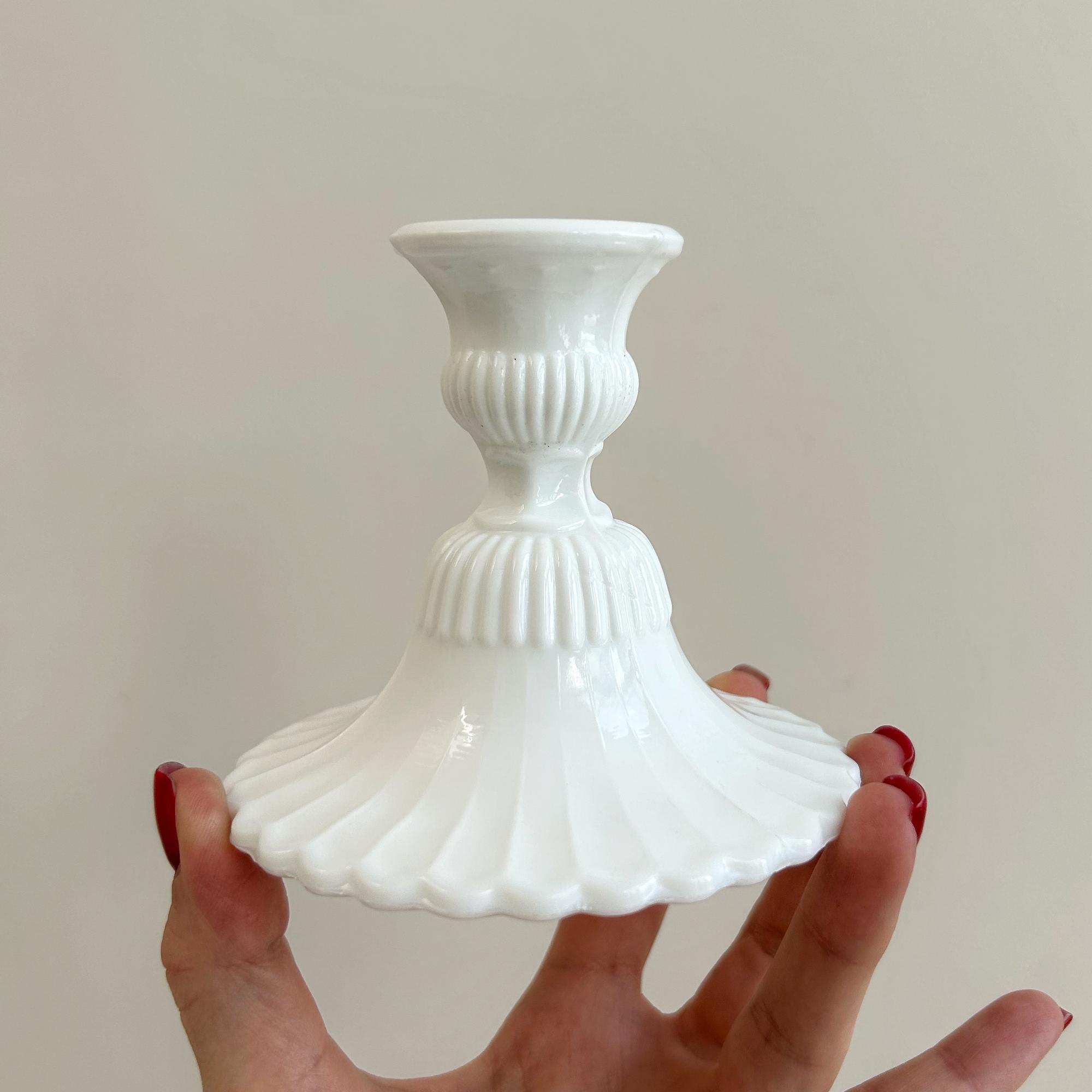 Подсвечник из молочного стекла