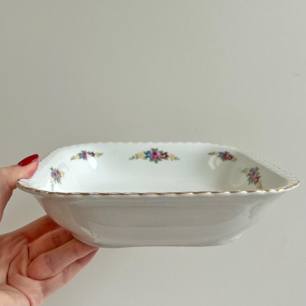 Салатник из фарфора квадратной формы