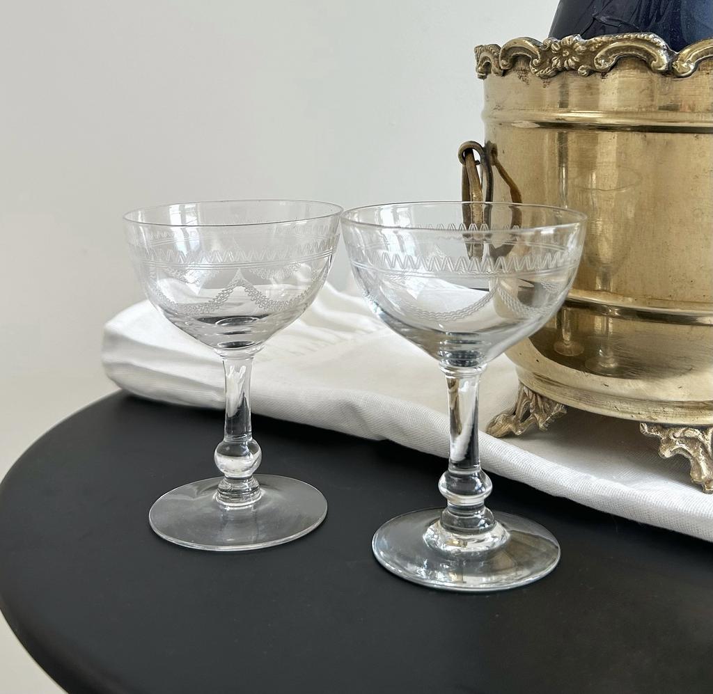 Пара старинных рюмок, Франция