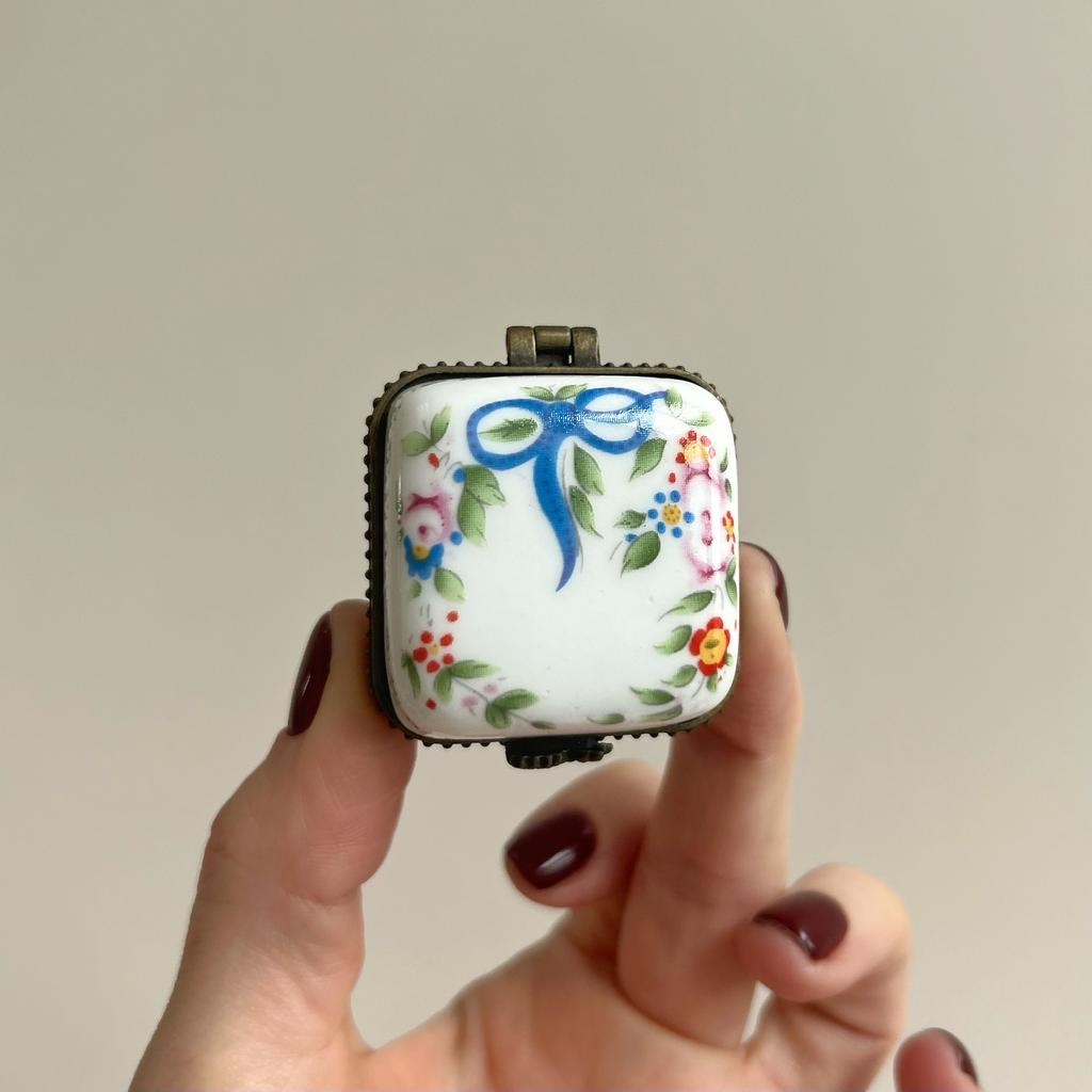 Пилюльница из фарфора с бантиком