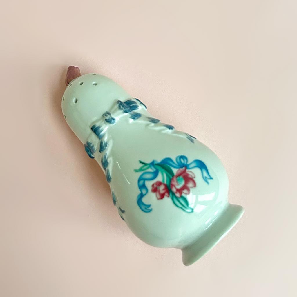 Крупный сифтер из фарфора