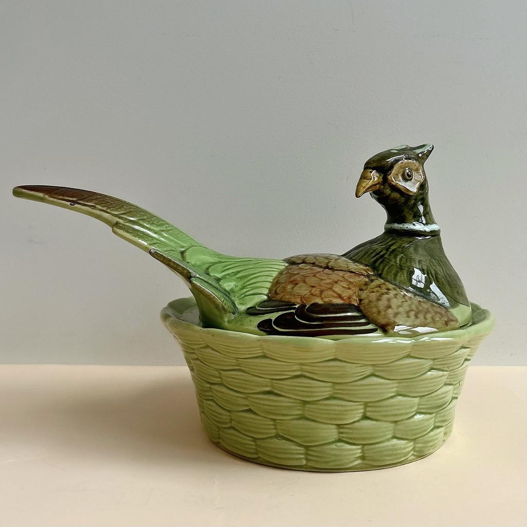 Большая емкость в виде фазана