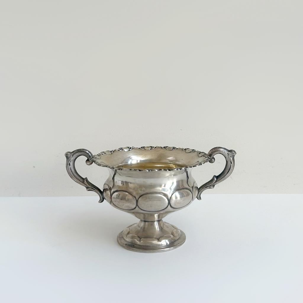 Небольшая вазочка/креманка на ножке с ручками