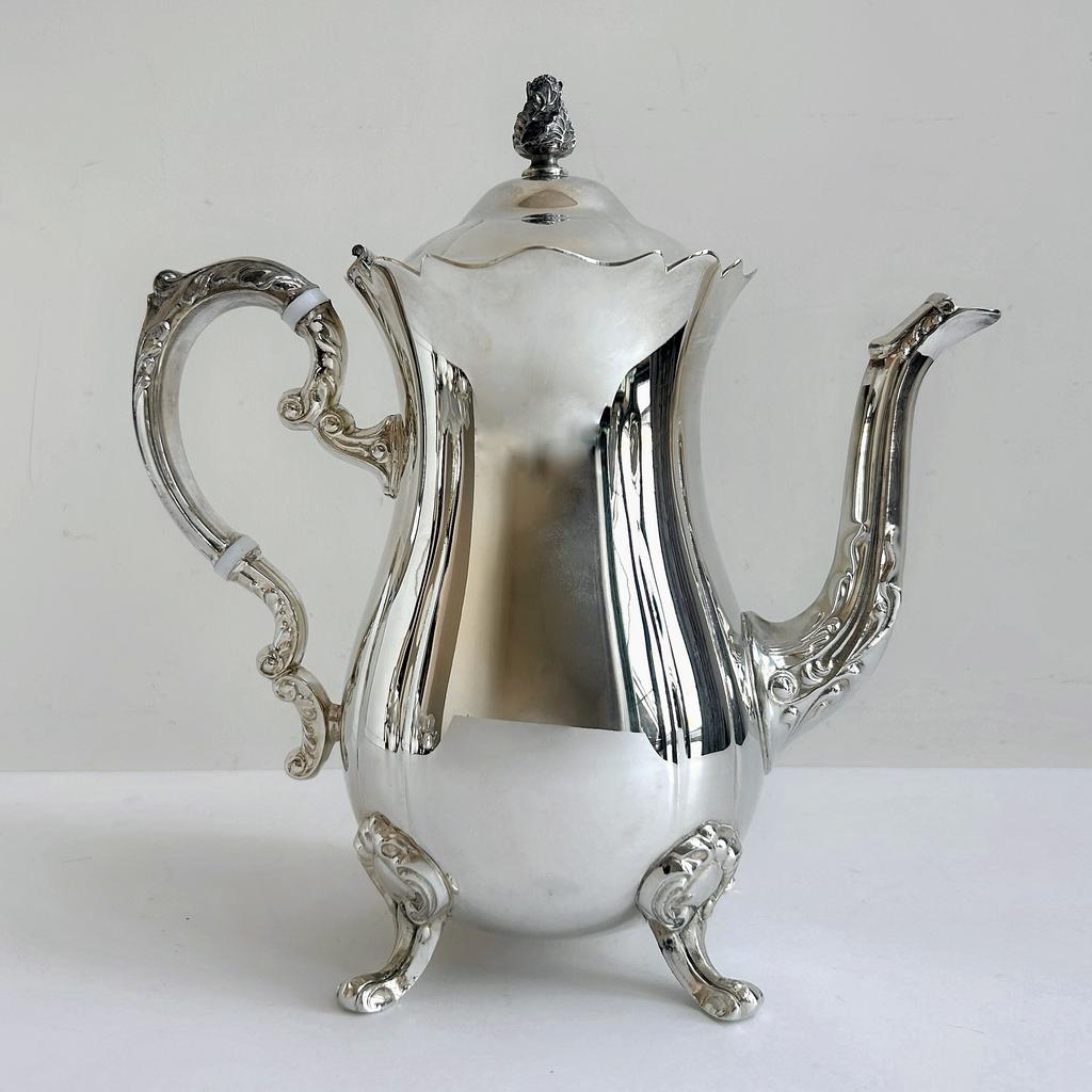 Высокий чайник на ножках-лапках