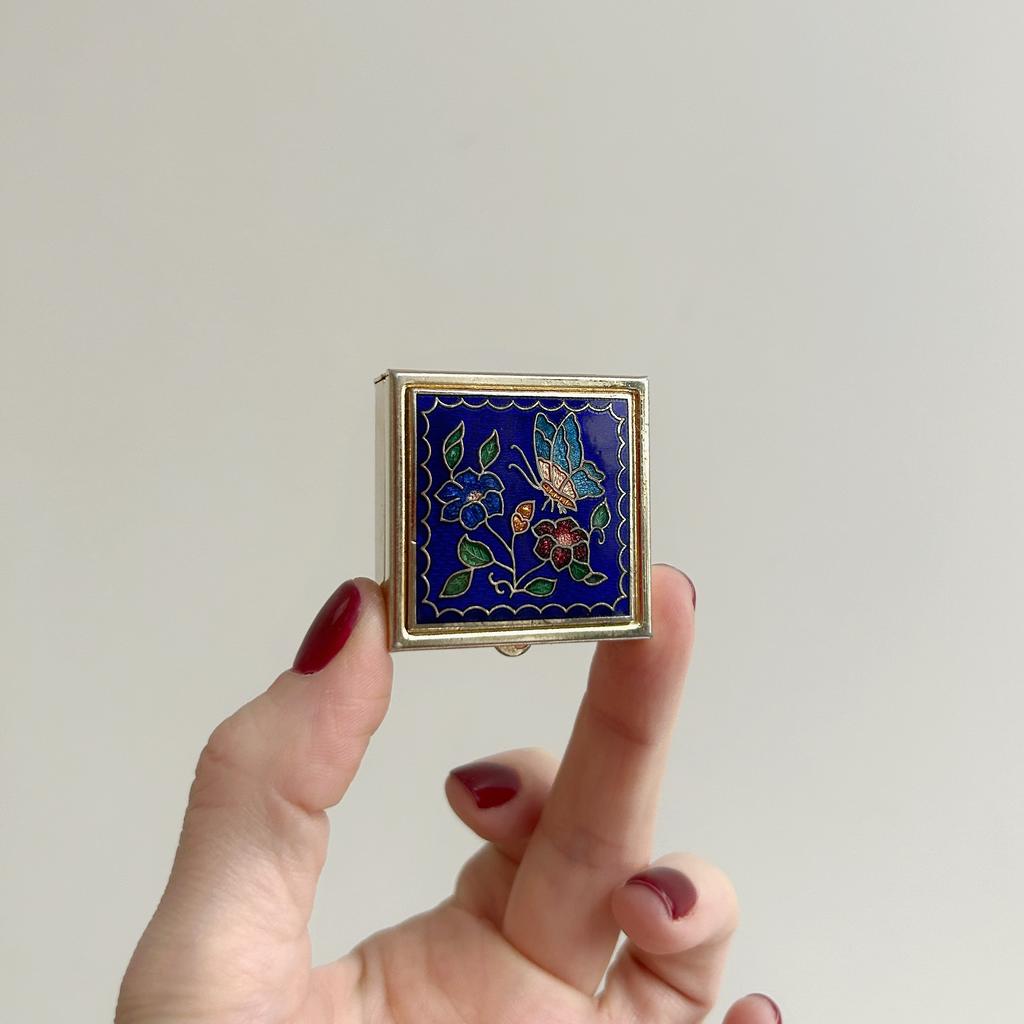 Шкатулка/пилюльница из металла с бабочкой