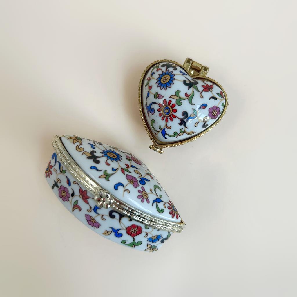 Пилюльница из фарфора с цветами