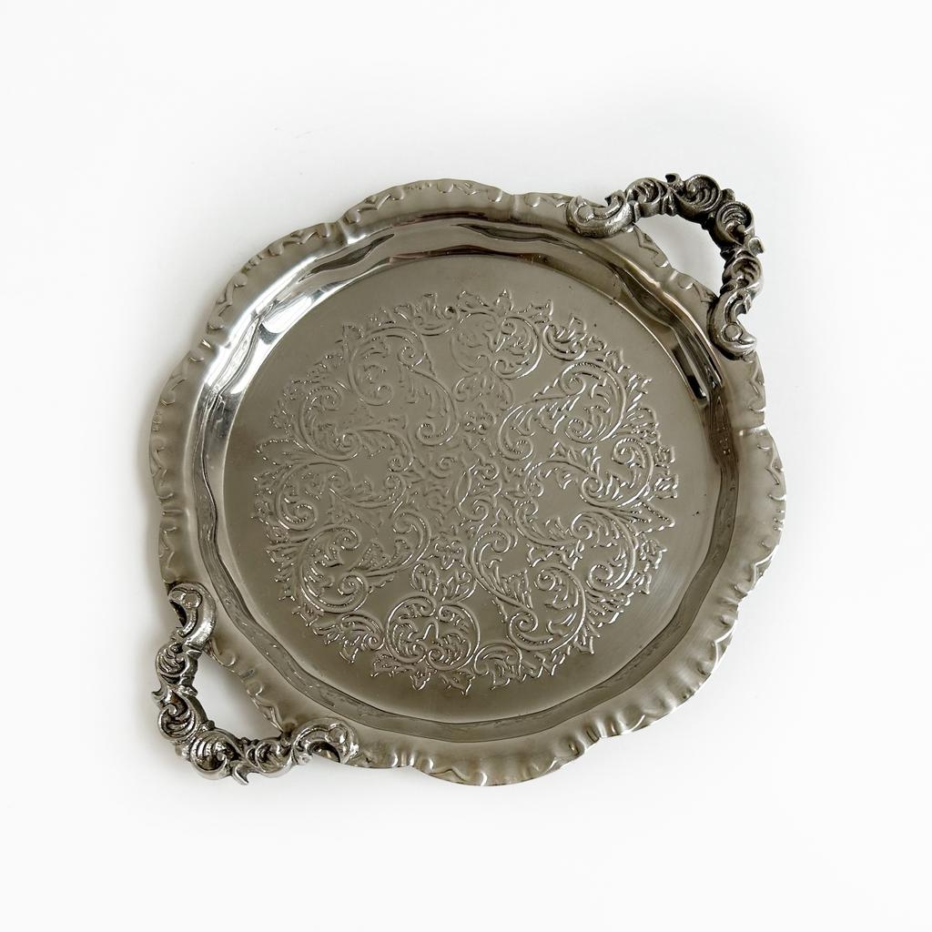 Небольшой поднос с фигурными ручками