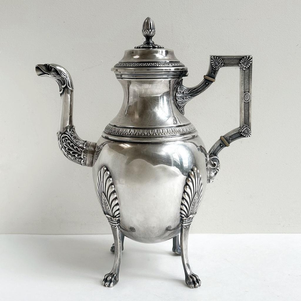Старинный чайник на ножках, Франция