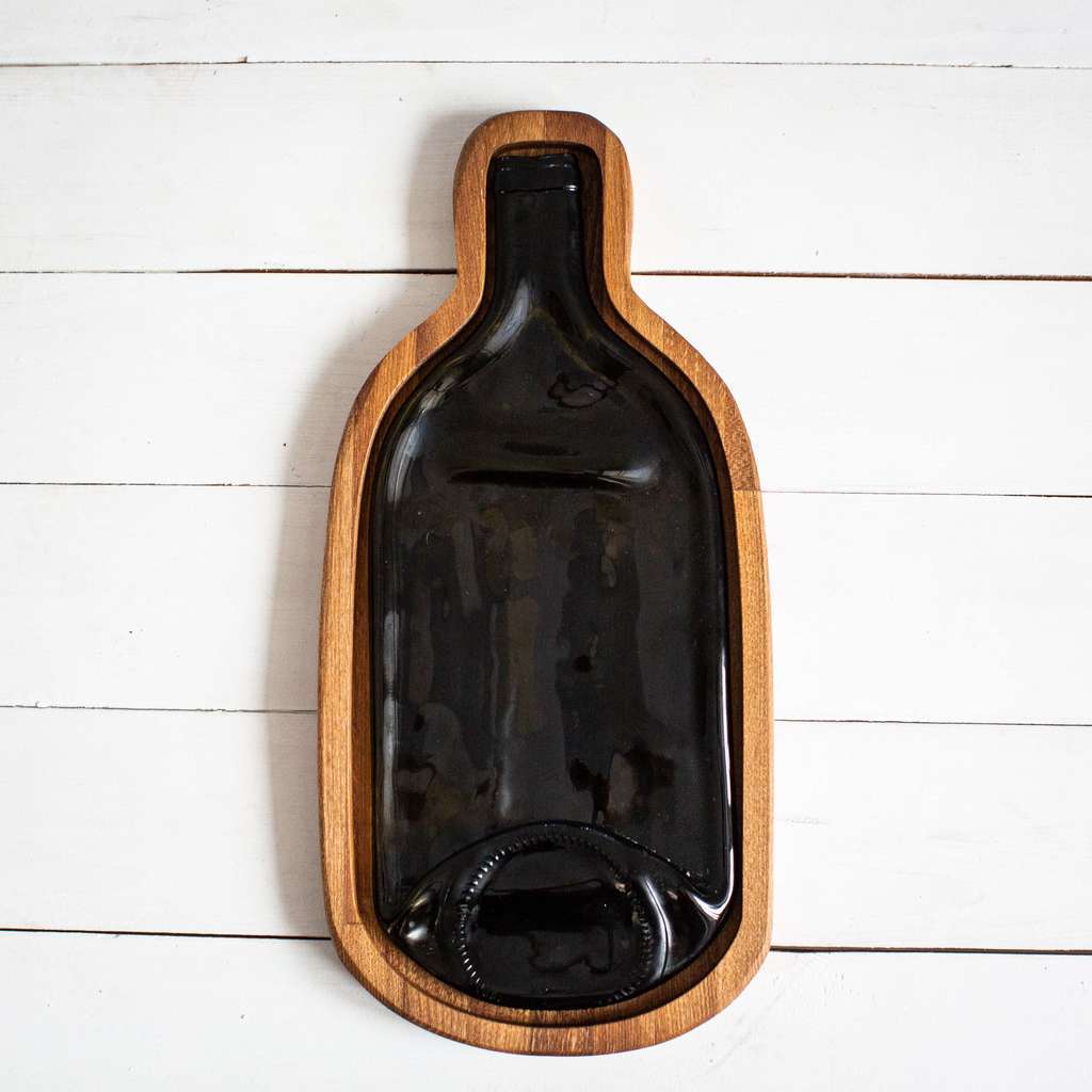 Тарелка с большой бутылкой в футляре из дерева