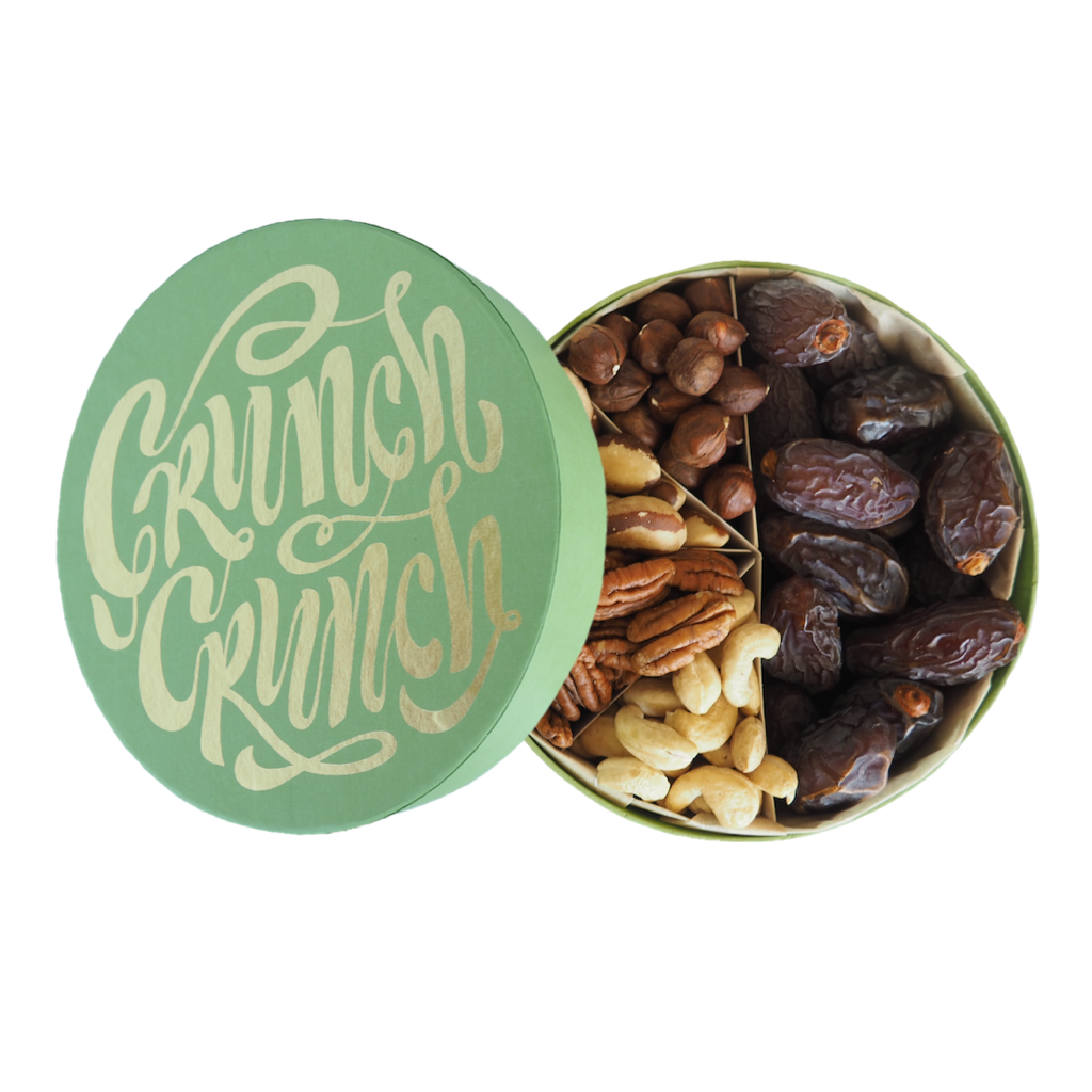 Большая зеленая коробка орехов и фиников