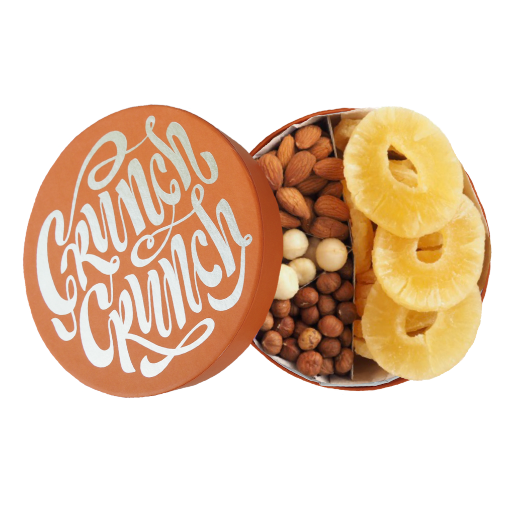 Большая оранжевая коробка орехов и ананасов