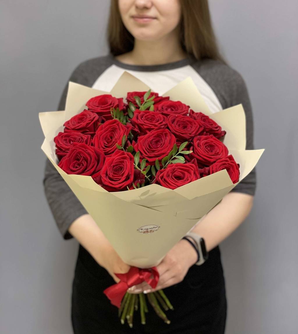 Букет «15 красных роз с зеленью»
