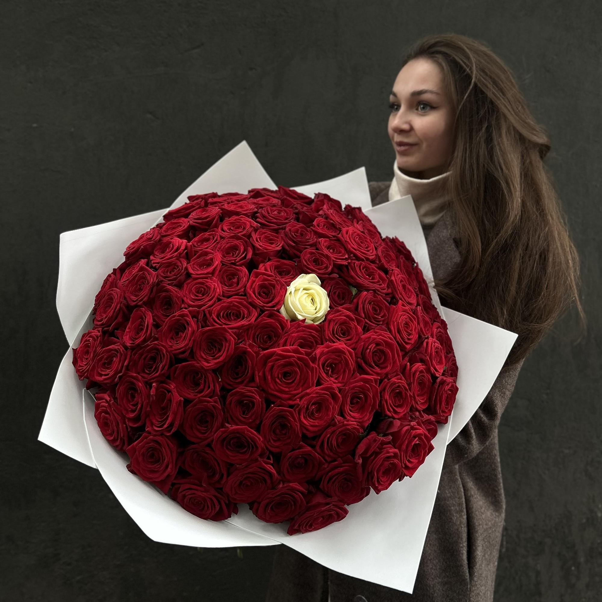 Букет "100 красных и 1 белая роза"