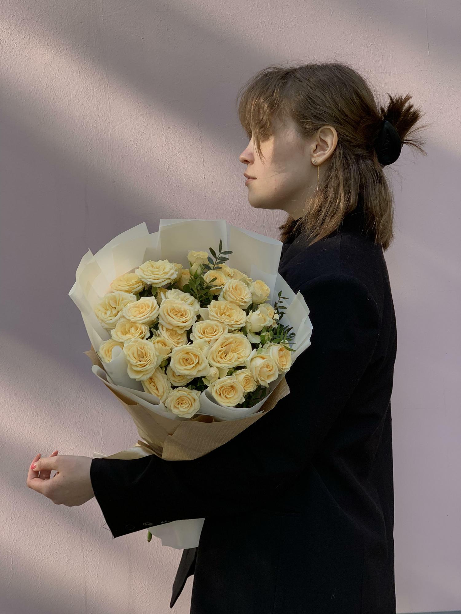 Букет «Кремовые кустовые с зеленью»