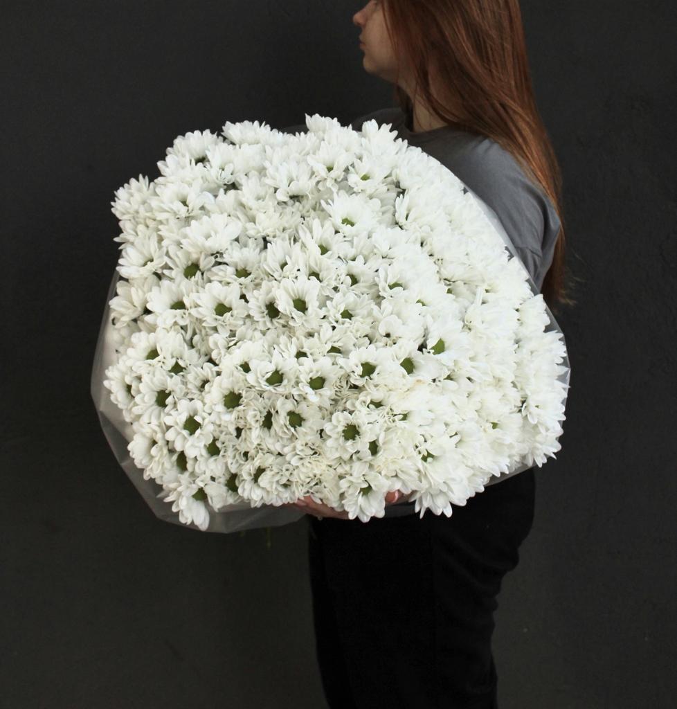 Букет "Белая хризантема ромашкой"