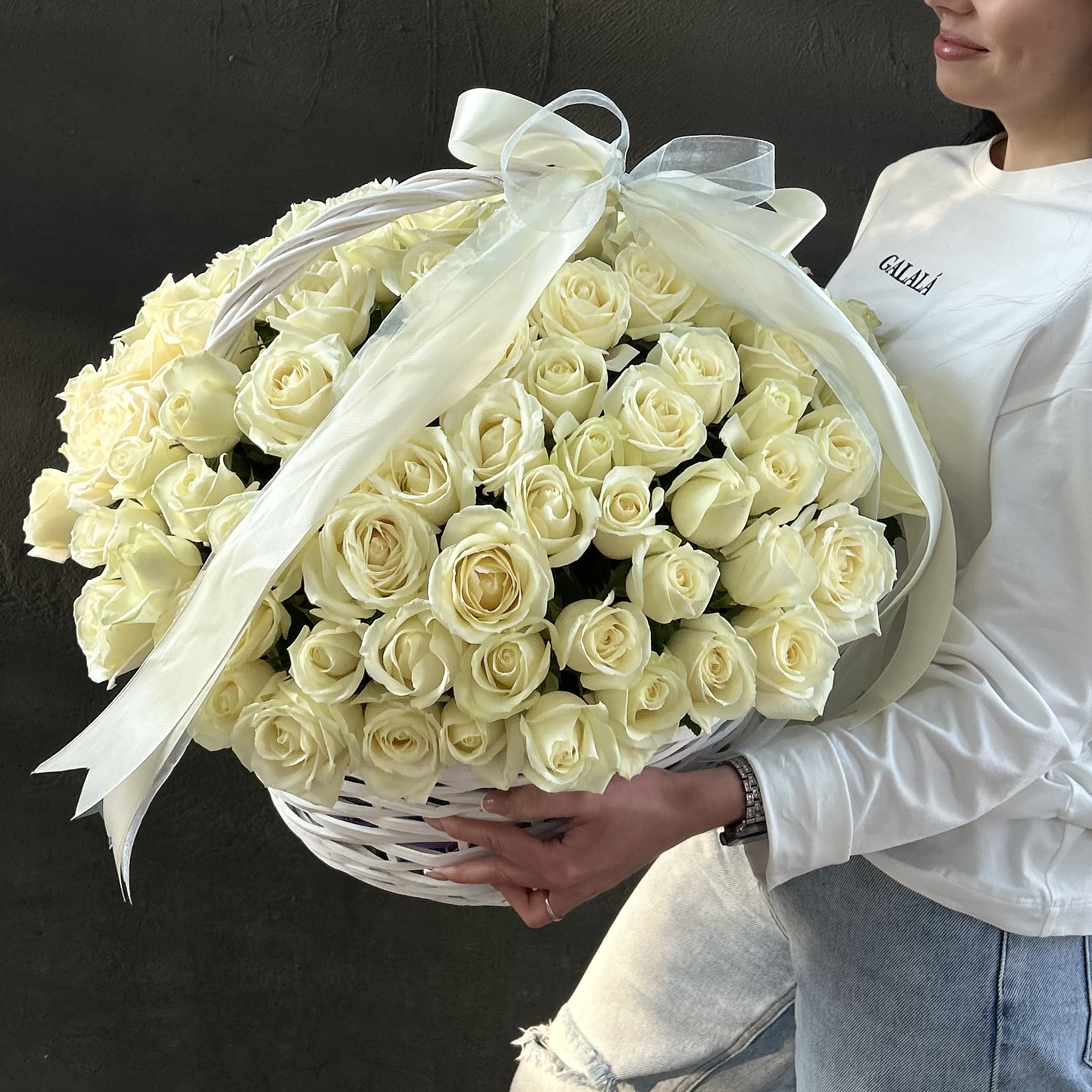 101 белая роза в корзине