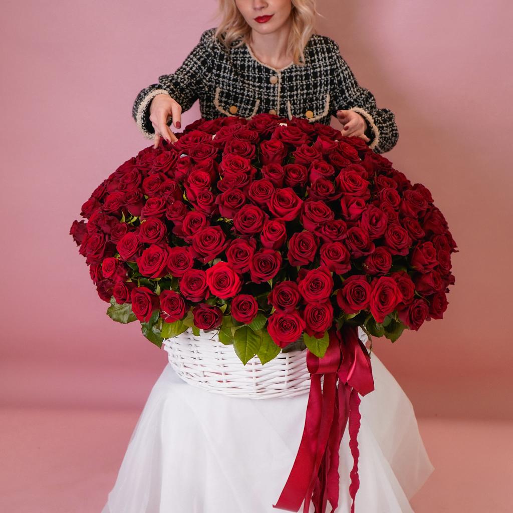 201 красная роза в корзине